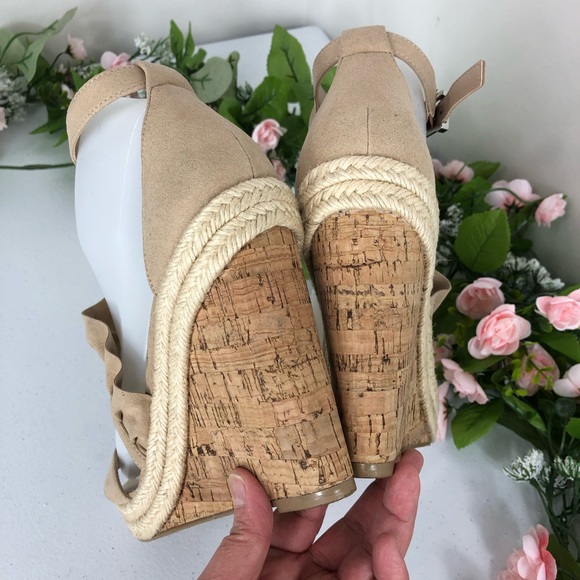 Charles David Wedge Ruffled Sandals Size 8.5M (#5) - Picture 4 of 8